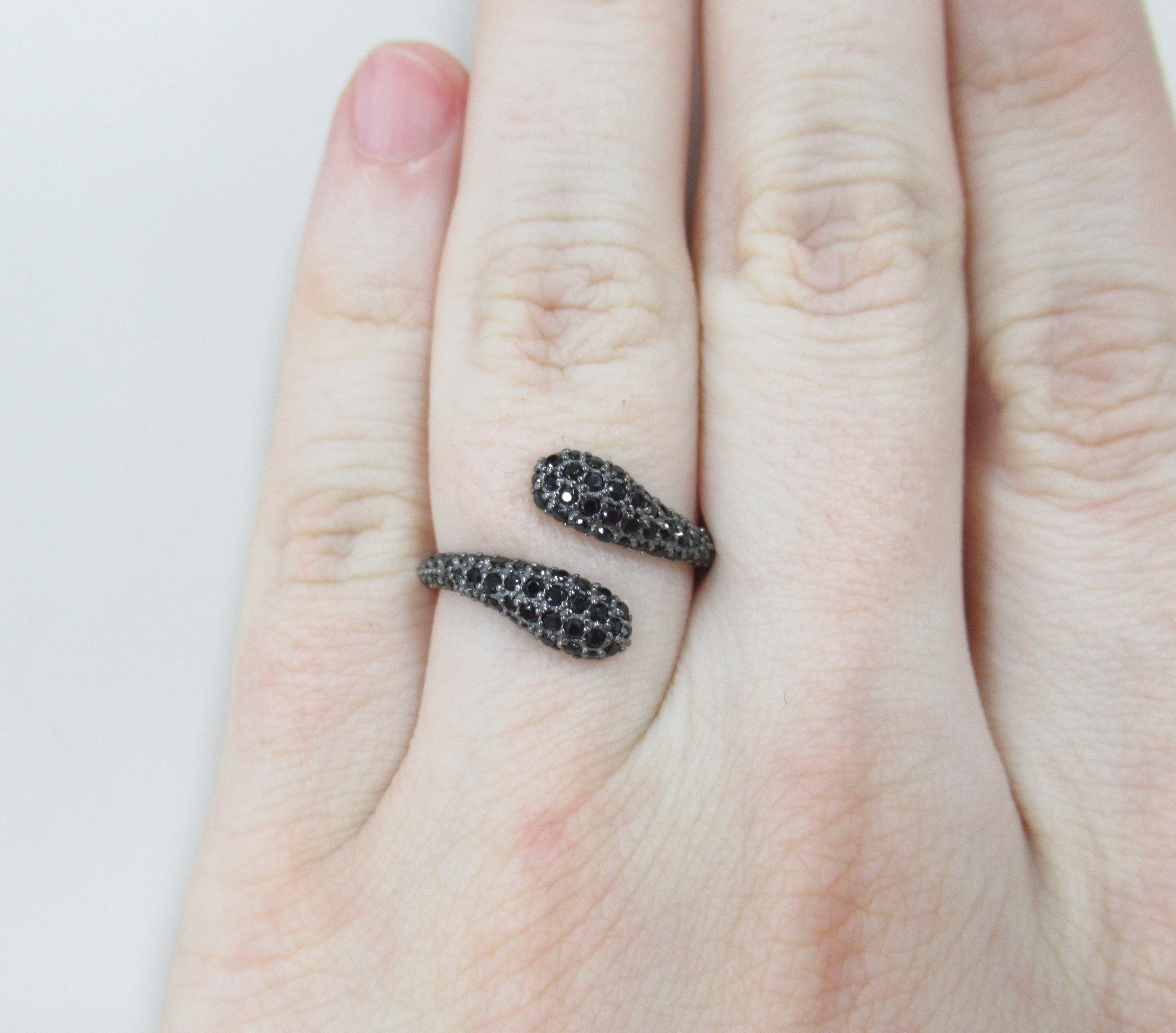 Серебряное незамкнутое кольцо со шпинелью